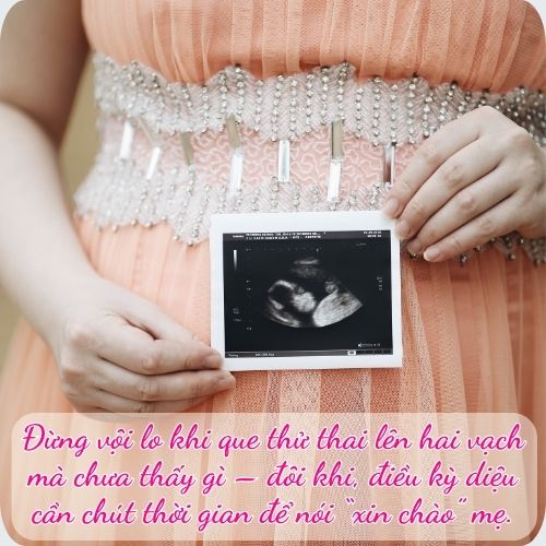 Đừng vội lo khi que thử thai lên hai vạch mà chưa thấy gì – đôi khi, điều kỳ diệu cần chút thời gian để nói “xin chào” với mẹ.